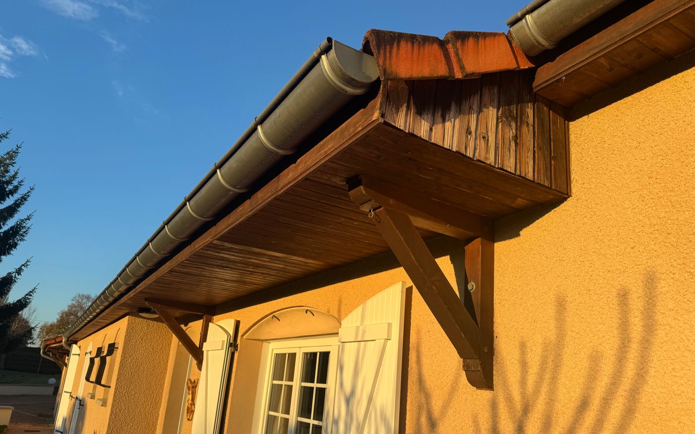 Dessous de toit avant intervention à Louhans